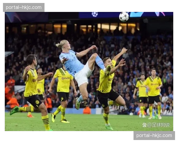 镜头回放：格拉利什在肋部吸引三人防守后分边，造就曼城打开局面一球