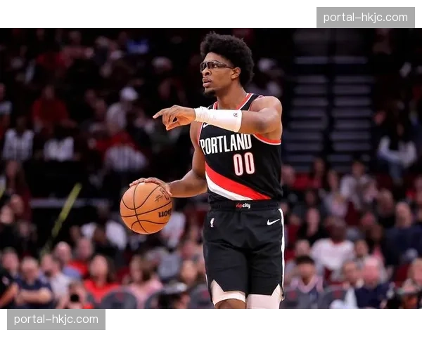 开拓者队新秀亨德森因臀部紧张缺席球队训练。 开拓者队新秀亨德森因臀部紧张缺席球队训练。