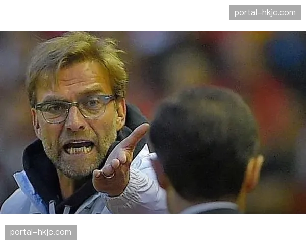 特写镜头:克洛普在场边因一次犯规判罚向第四官员激烈抗议